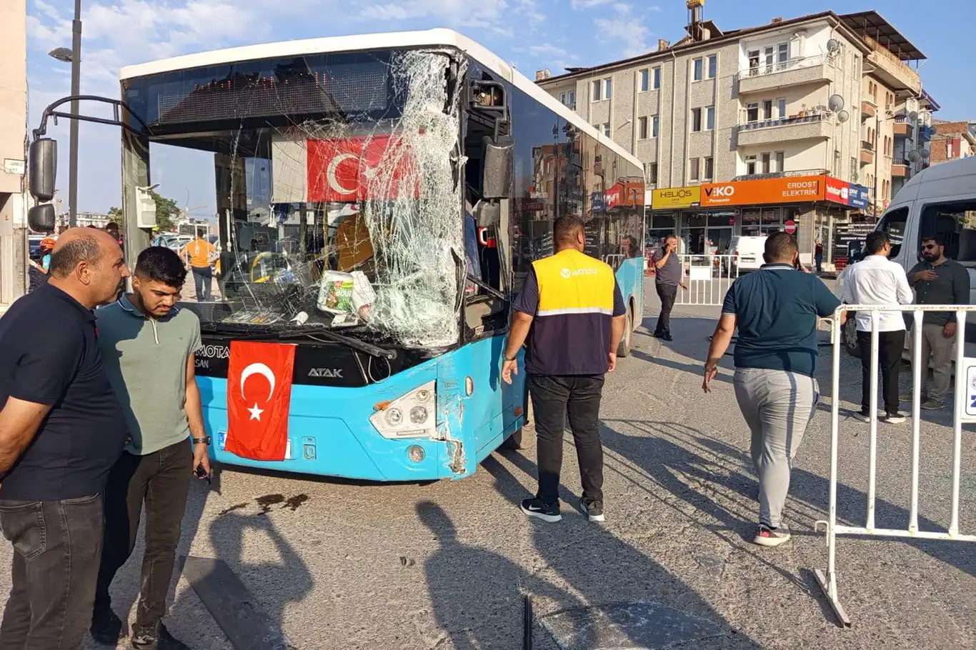 Şehir içi otobüs ile yolcu minibüsü çarpıştı: 5 yaralı Şehir içi otobüs ile yolcu minibüsü çarpıştı: 5 yaralı