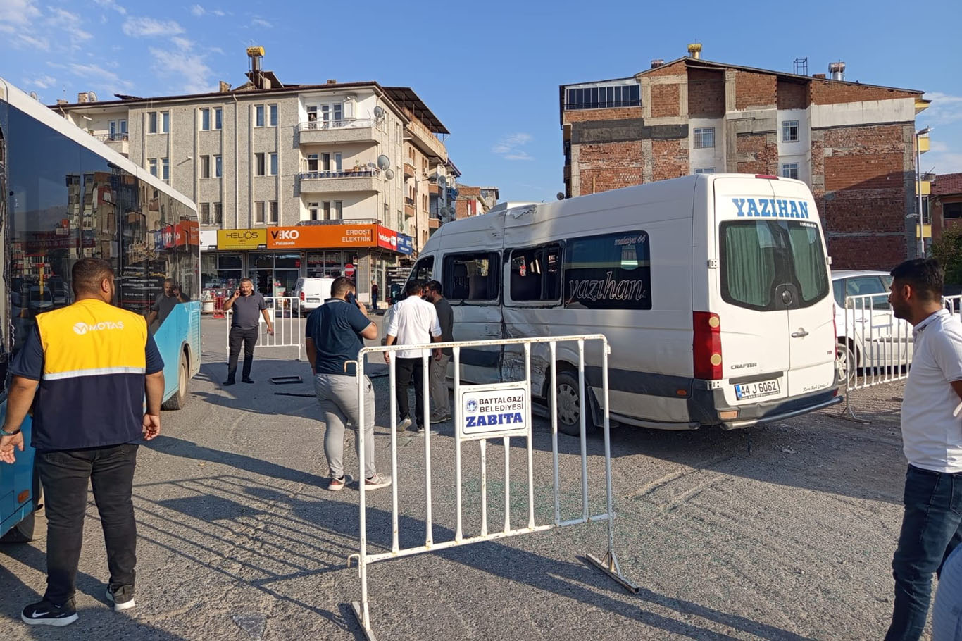 Şehir içi otobüs ile yolcu minibüsü çarpıştı: 5 yaralı Şehir içi otobüs ile yolcu minibüsü çarpıştı: 5 yaralı
