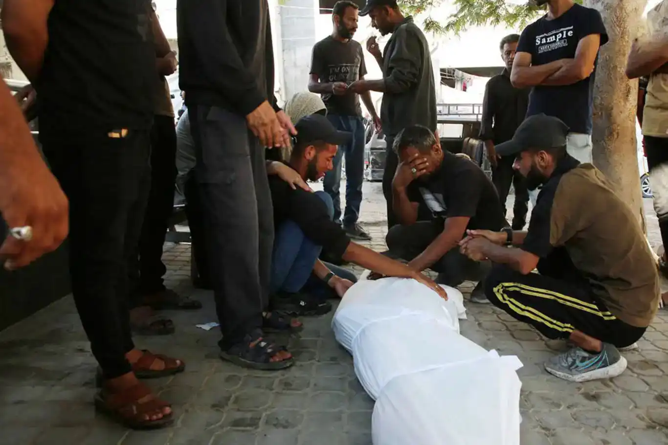 Rejima qatil êrîşî kon, xanî û navendên alîkarîyê kir: 85 şehîd Rejima qatil êrîşî kon, xanî û navendên alîkarîyê kir: 85 şehîd