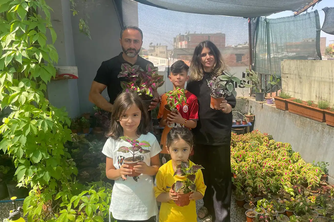Çiçeklerle yeni bir hayat: Suriyeli ailenin Batman'daki umut hikâyesi Çiçeklerle yeni bir hayat: Suriyeli ailenin Batman'daki umut hikâyesi