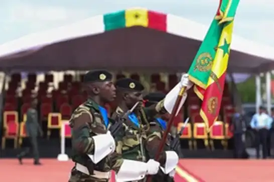 Fransa Senegal'deki askeri üslerden çekildi
