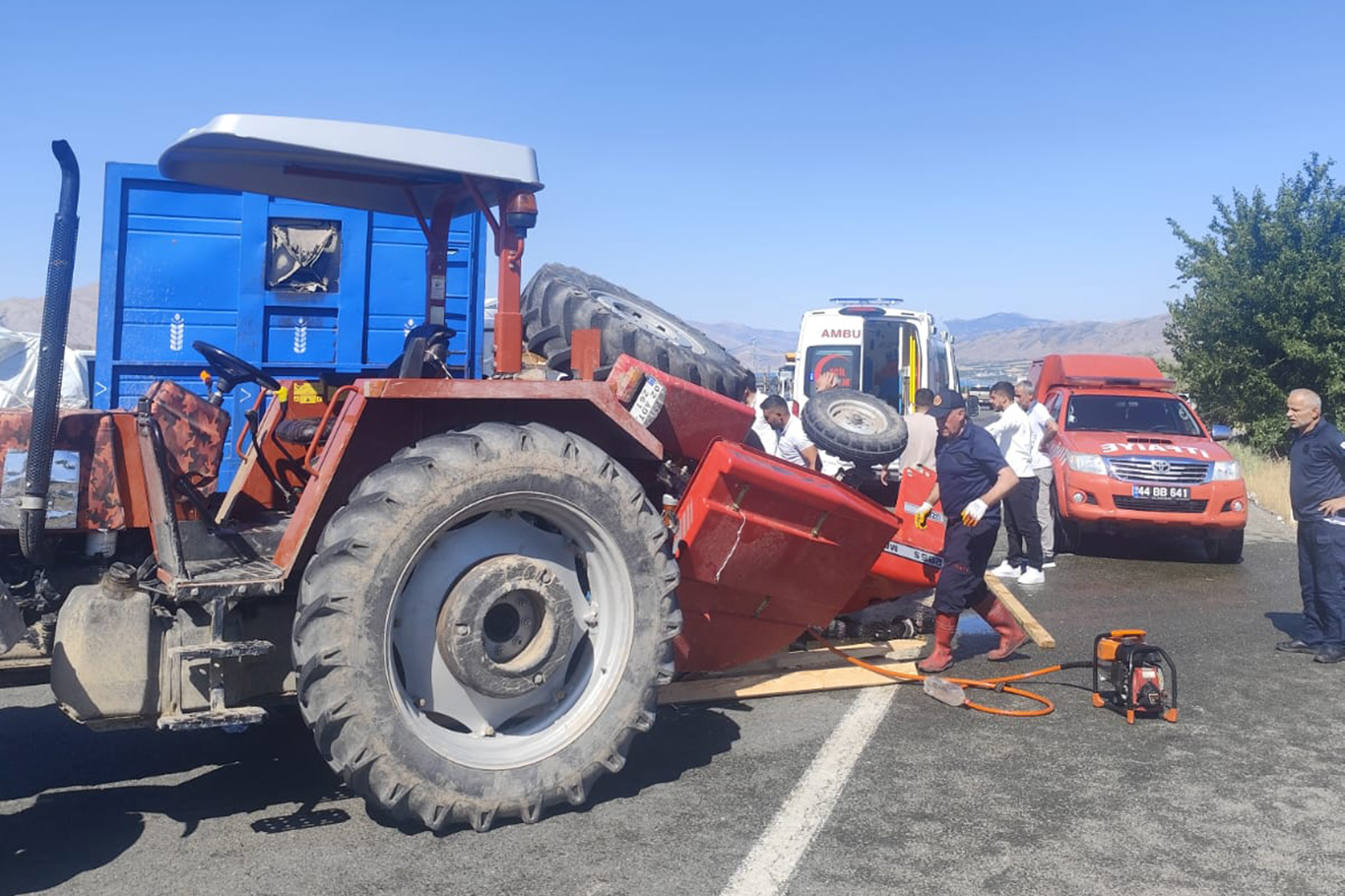 Malatya'da kamyon ile traktör çarpıştı: 1 ölü Malatya'da kamyon ile traktör çarpıştı: 1 ölü