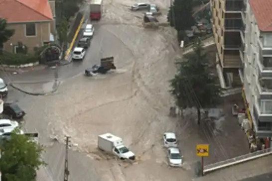 Ankara’da sağanak yağış günlük hayatı olumsuz etkiledi 