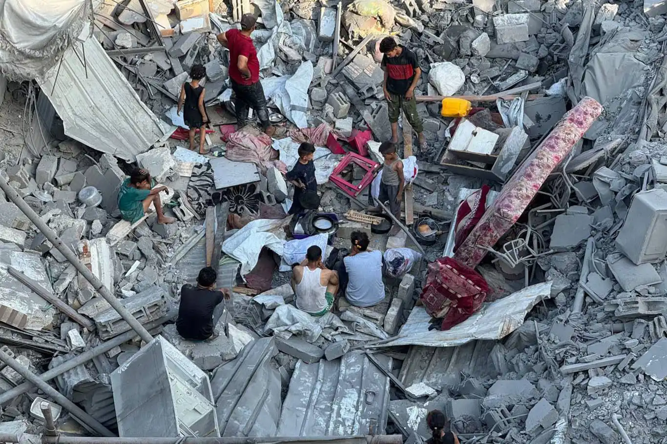 Gazze'de yardım bekleyenlere ve sığınmacılara saldırı: 7 şehit Gazze'de yardım bekleyenlere ve sığınmacılara saldırı: 7 şehit