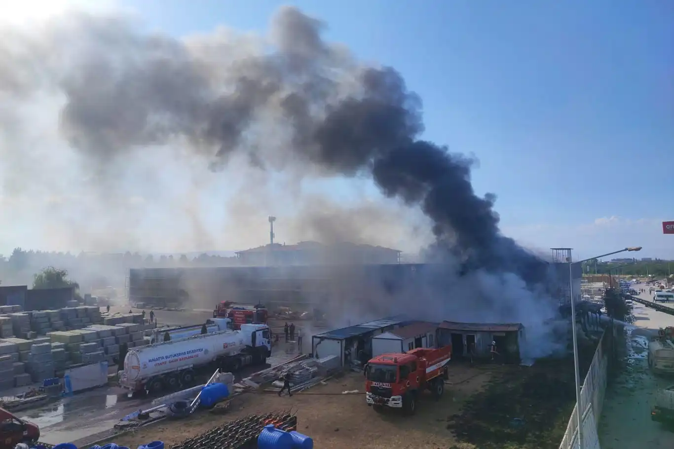 Malatya'da hırdavatçı alışveriş merkezinde büyük yangın çıktı