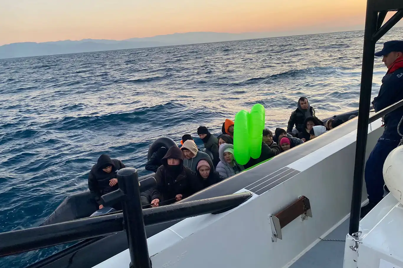 Çanakkale açıklarında 27 düzensiz göçmen kurtarıldı Çanakkale açıklarında 27 düzensiz göçmen kurtarıldı
