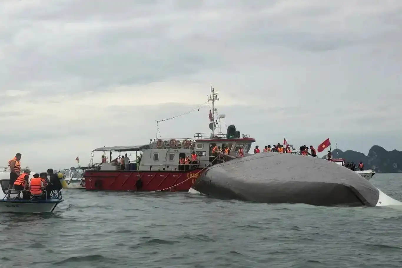 Vietnam'da tekne alabora oldu: 18 ölü