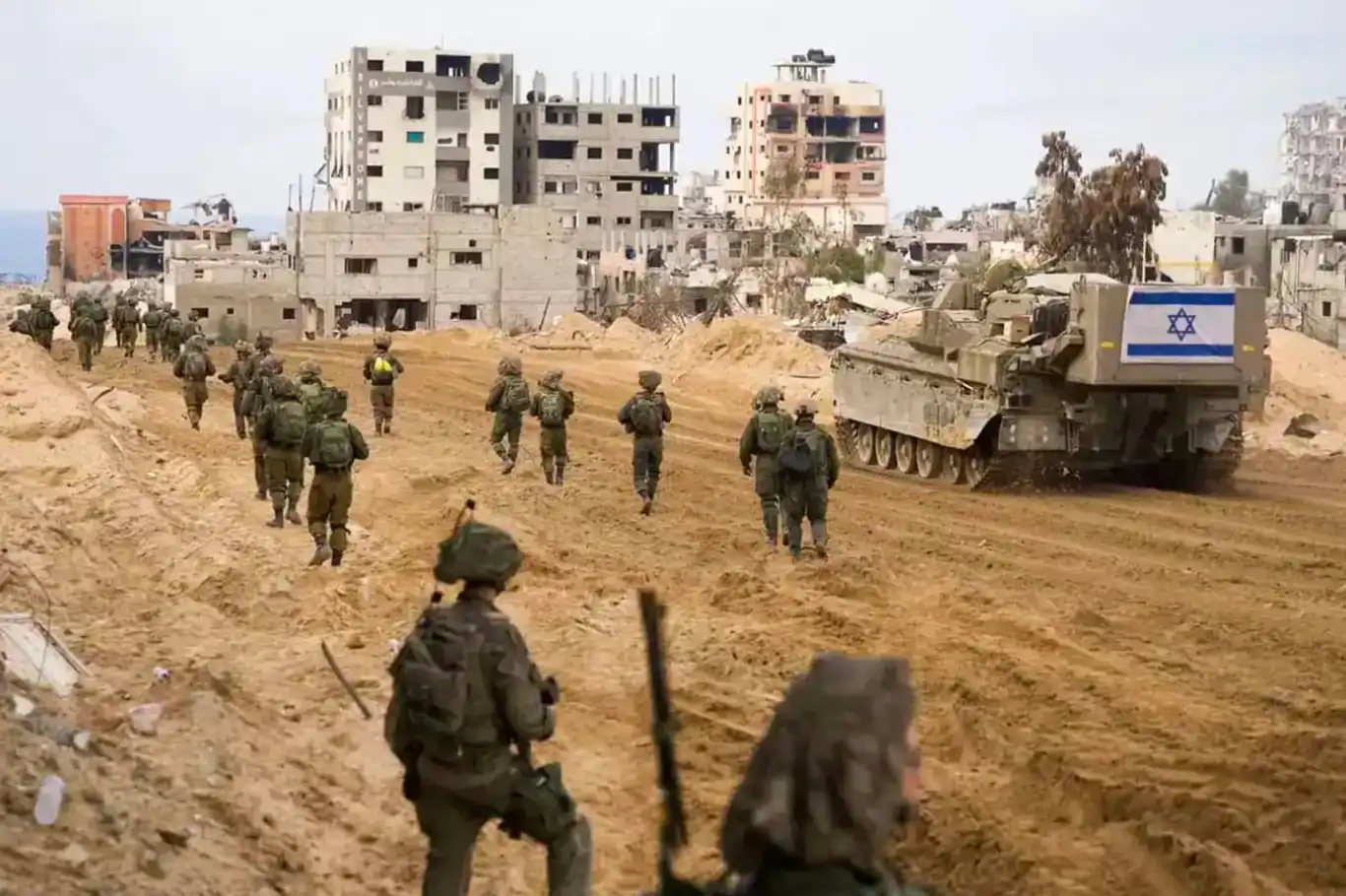 بعد تُكبّده خسائر فادحة..جيش الاحتلال يعيد نشر الفرقة 98 في غزة بعد تُكبّده خسائر فادحة..جيش الاحتلال يعيد نشر الفرقة 98 في غزة