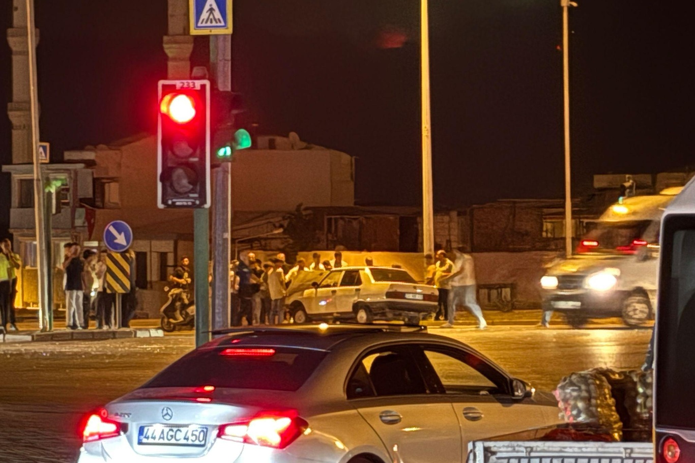 Kırmızı ışık ihlali: 1 ölü 7 yaralı Kırmızı ışık ihlali: 1 ölü 7 yaralı