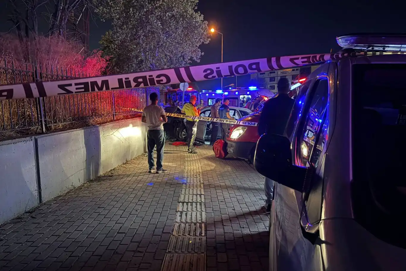 Kırmızı ışık ihlali: 1 ölü 7 yaralı Kırmızı ışık ihlali: 1 ölü 7 yaralı
