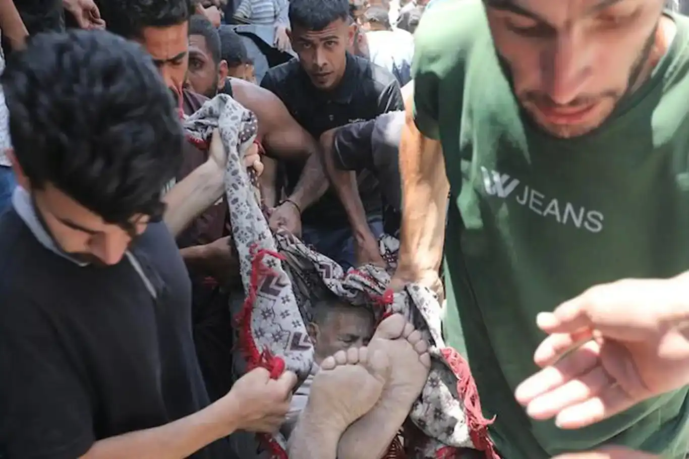 مجزرة جديدة بحق منتظري المساعدات في غزة.. استشهاد 30 مدنيًا على الأقل