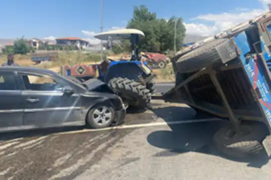 Malatya’da otomobil ile traktör çarpıştı: 2 yaralı