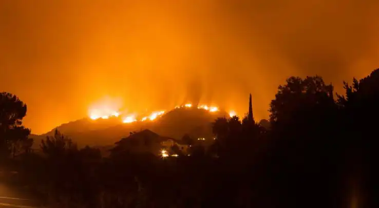 Sicilya'da orman yangını yerleşim yerlerini tehdit ediyor Sicilya'da orman yangını yerleşim yerlerini tehdit ediyor