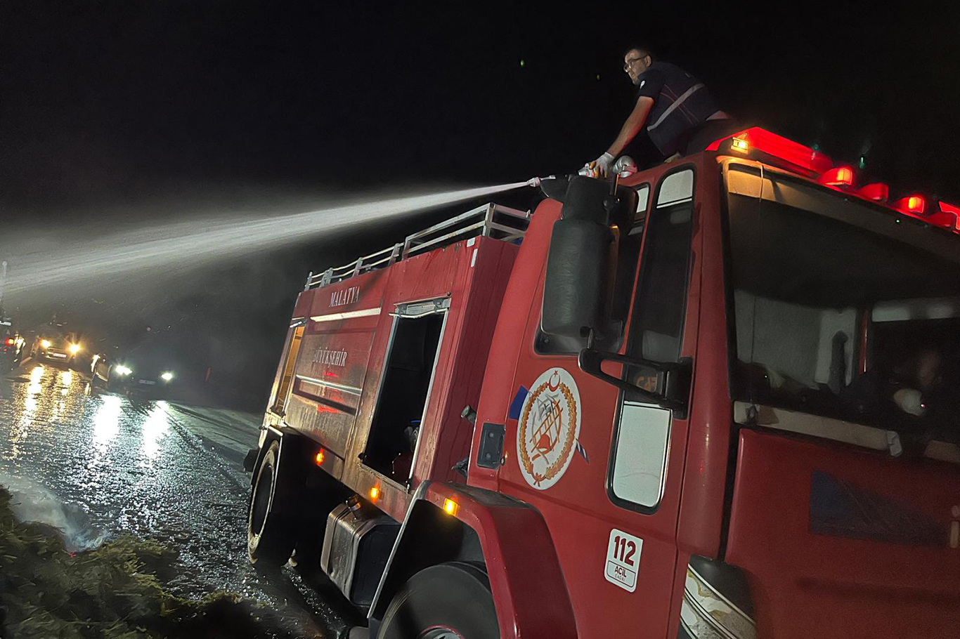 Malatya'da yonca yüklü pikap alev aldı Malatya'da yonca yüklü pikap alev aldı