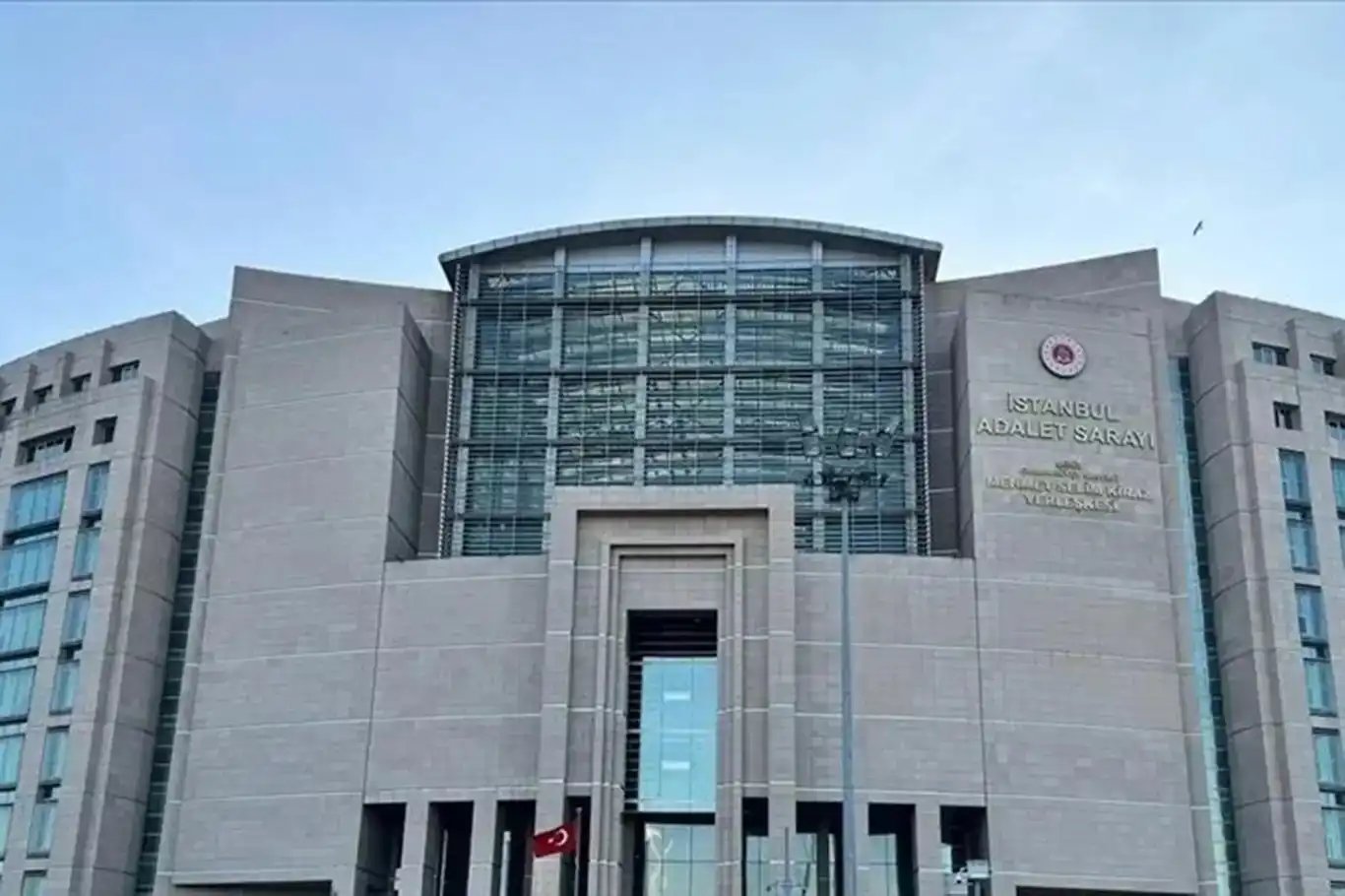 استمرار تحقيقات الفساد في بلدية إسطنبول الكبرى: توقيف 17 مشتبهاً