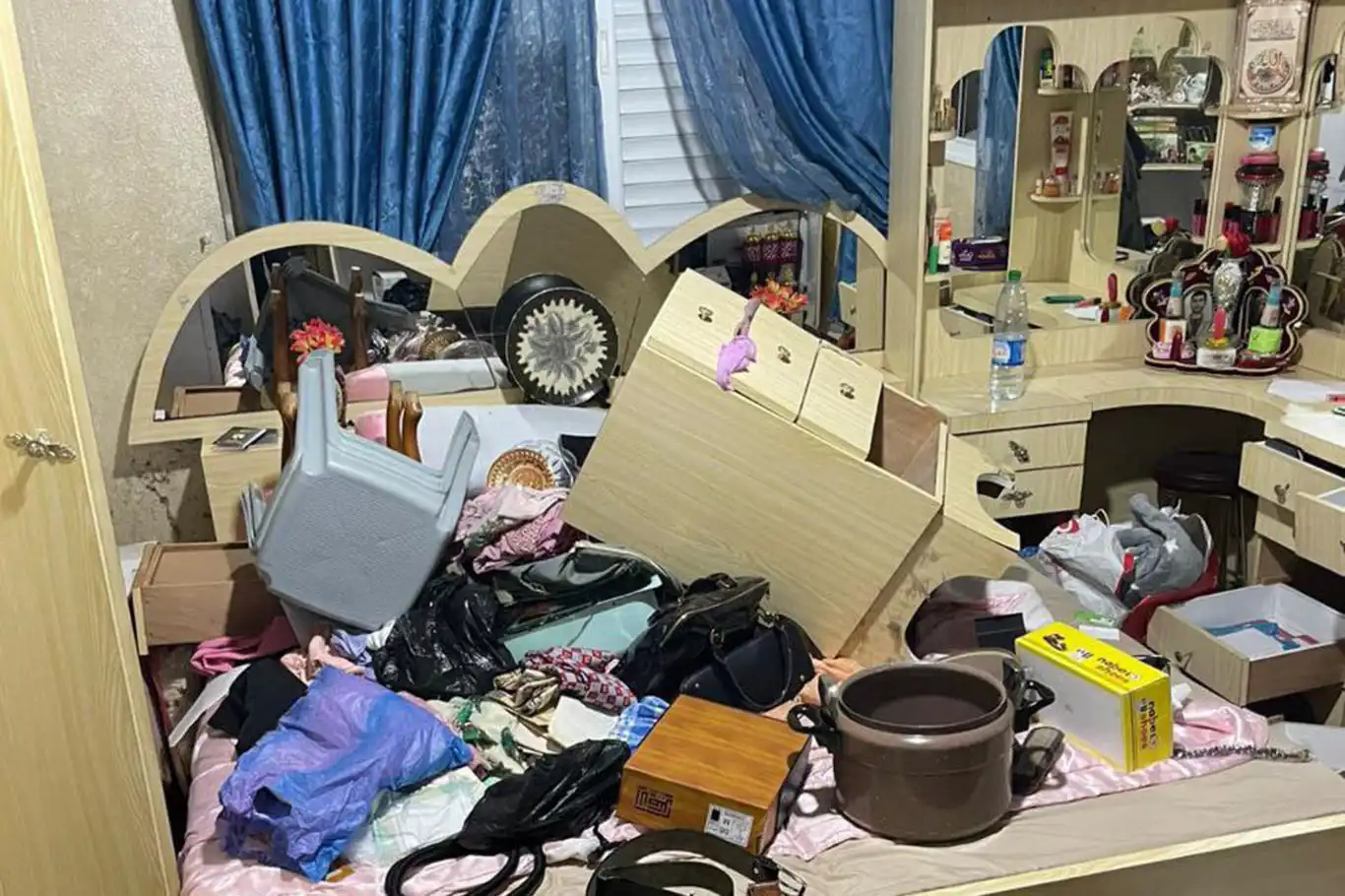 Yahudi askerler Filistinlilerin evlerini yağmalıyor, altın ve para çalıyor Yahudi askerler Filistinlilerin evlerini yağmalıyor, altın ve para çalıyor