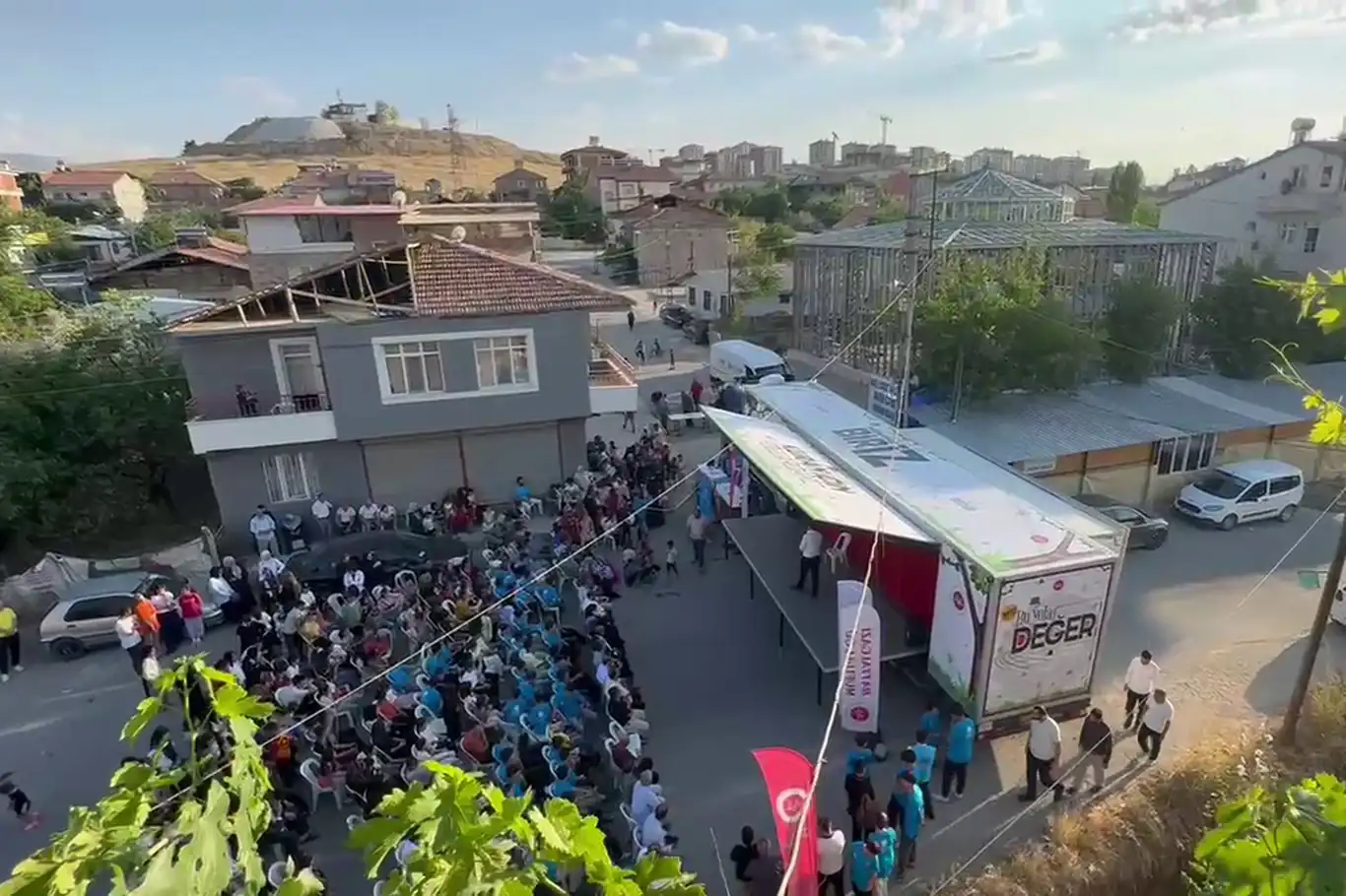 Deprem bölgesindeki çocuklar için hizmete giren gezici mobil Kur'an kursunun ilk durağı Malatya oldu Deprem bölgesindeki çocuklar için hizmete giren gezici mobil Kur'an kursunun ilk durağı Malatya oldu