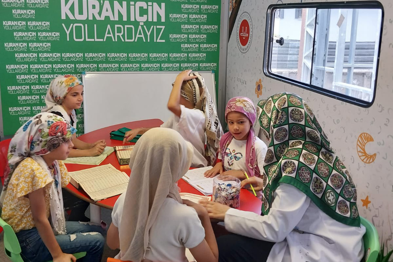 Deprem bölgesindeki çocuklar için hizmete giren gezici mobil Kur'an kursunun ilk durağı Malatya oldu Deprem bölgesindeki çocuklar için hizmete giren gezici mobil Kur'an kursunun ilk durağı Malatya oldu