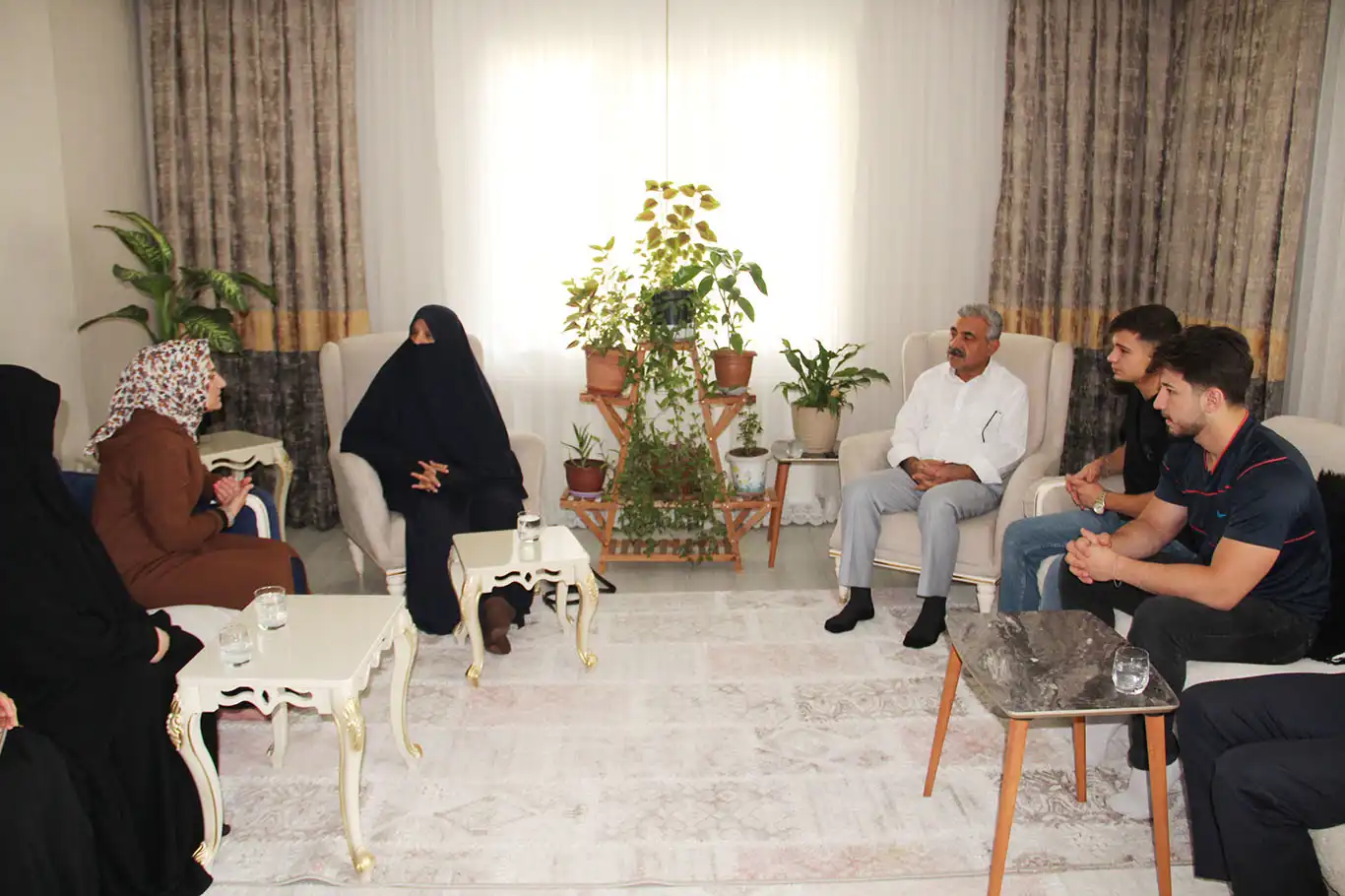HÜDA PAR'dan oğlunu uyuşturucuya kurban veren acılı anneye ziyaret HÜDA PAR'dan oğlunu uyuşturucuya kurban veren acılı anneye ziyaret