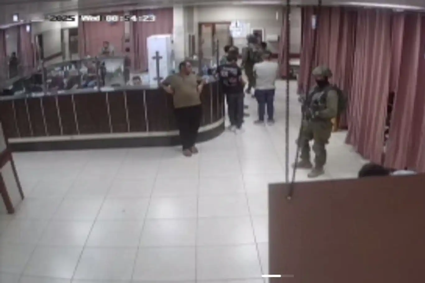 Siyonist rejim Nablus'ta iki hastaneyi abluka altına aldı Siyonist rejim Nablus'ta iki hastaneyi abluka altına aldı