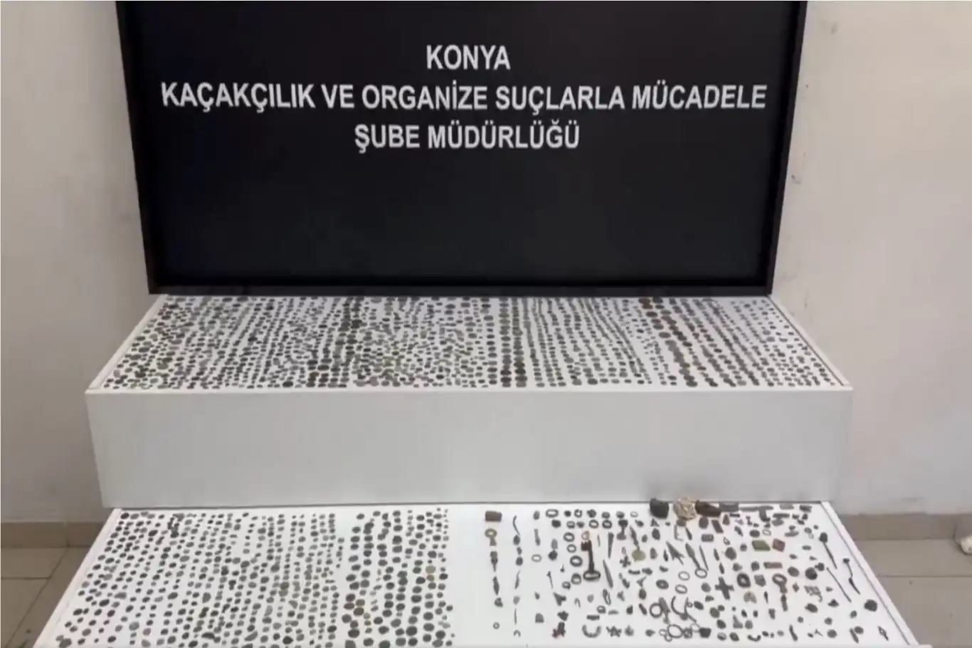 Konya'da tarihi eser operasyonu: Yüzlerce sikke ele geçirildi Konya'da tarihi eser operasyonu: Yüzlerce sikke ele geçirildi