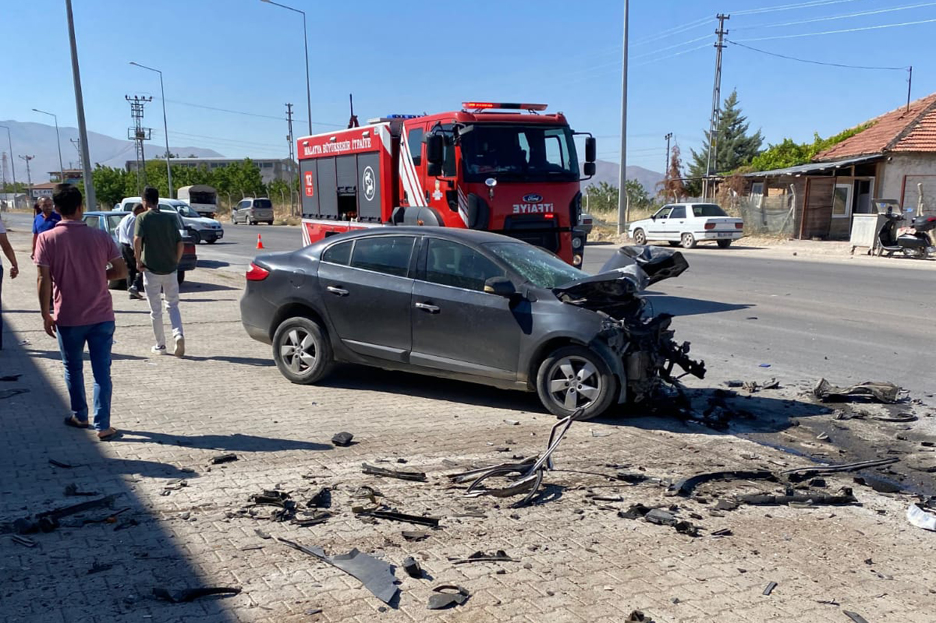Kazaya karışan otomobil hurda yığınına döndü: 1 ölü 1 yaralı Kazaya karışan otomobil hurda yığınına döndü: 1 ölü 1 yaralı