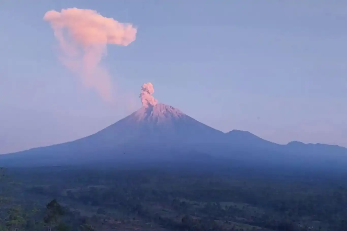 Mount Marapi erupts in West Sumatra, spewing ash 1.6 kilometers high Mount Marapi erupts in West Sumatra, spewing ash 1.6 kilometers high