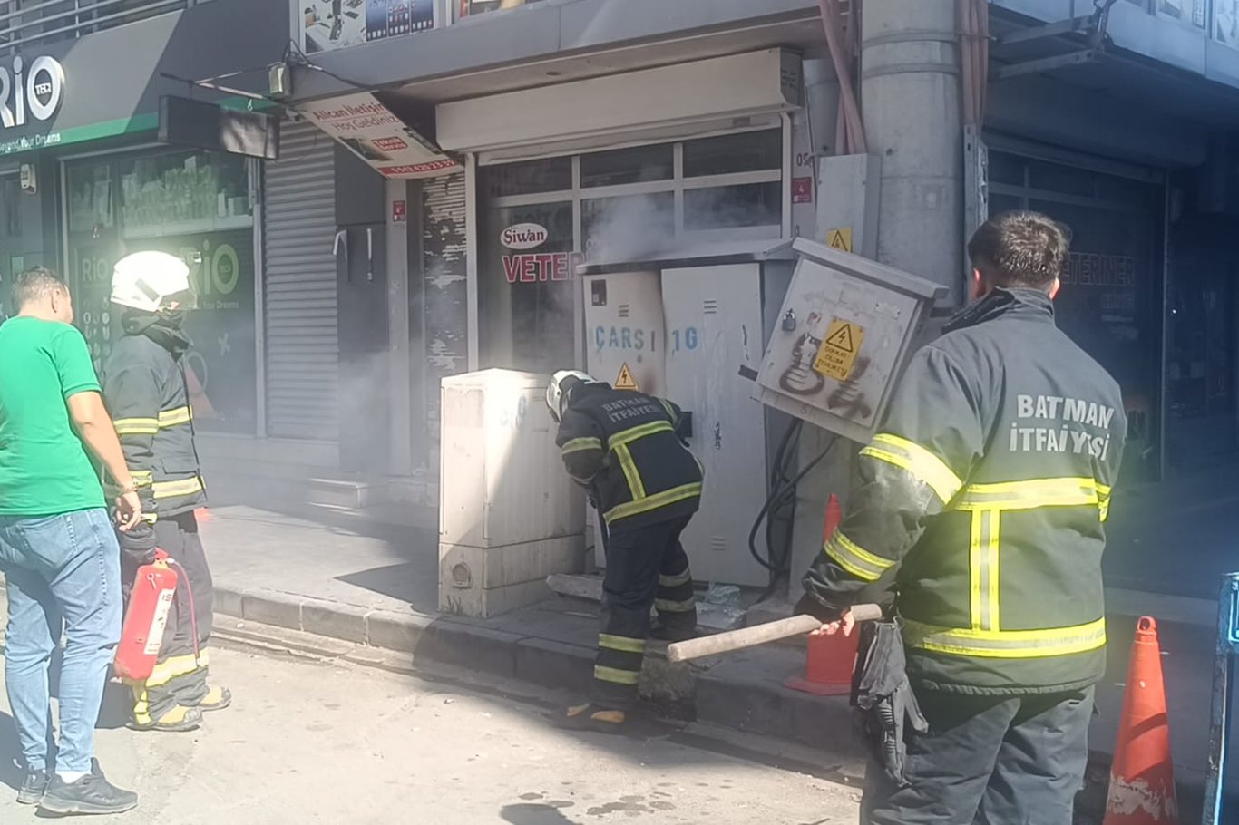 Elektrik panosundan çıkan yangın esnafı korkuttu Elektrik panosundan çıkan yangın esnafı korkuttu