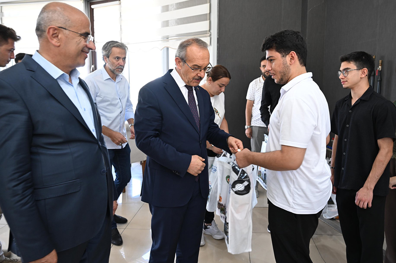Malatya'da LGS ve YKS'de dereceye giren öğrencilere ödül Malatya'da LGS ve YKS'de dereceye giren öğrencilere ödül