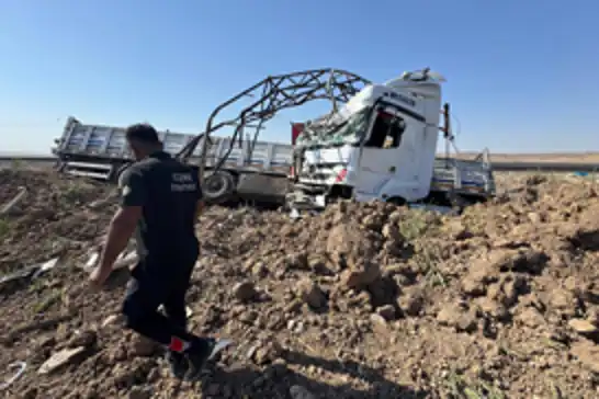 Tır yoldan çıkıp direğe çarparak durabildi: 2 yaralı