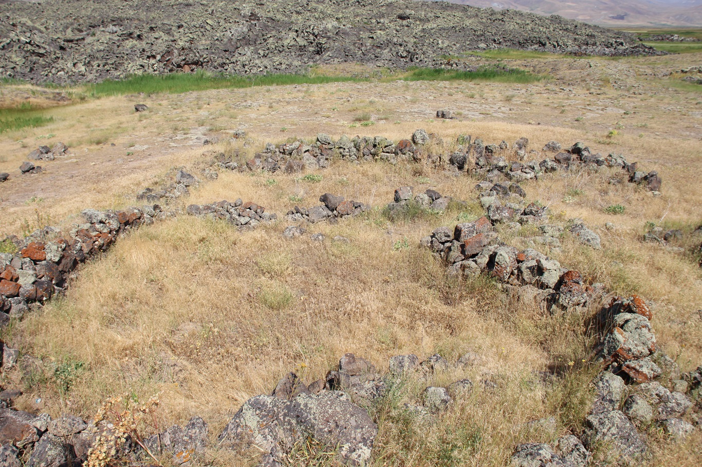Yaklaşık 170 yıl önce Tendürek Dağı'ndan akan lavların altında kalan köyler görüntülendi