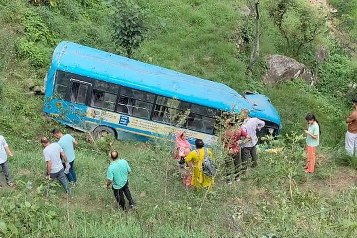 Hindistan'da otobüs uçuruma yuvarlandı: 7 ölü