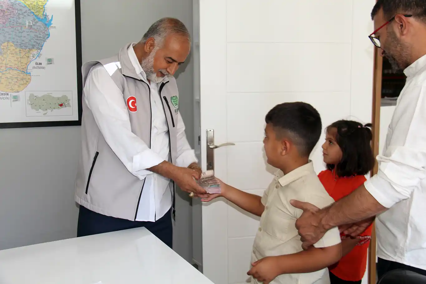 Minik Elif'ten Gazze'ye anlamlı mektup ve bağış Minik Elif'ten Gazze'ye anlamlı mektup ve bağış