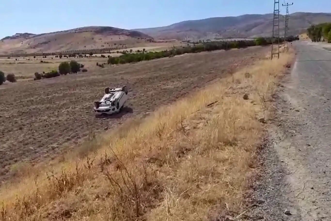 Direksiyon başında uyuyunca otomobil takla attı Direksiyon başında uyuyunca otomobil takla attı