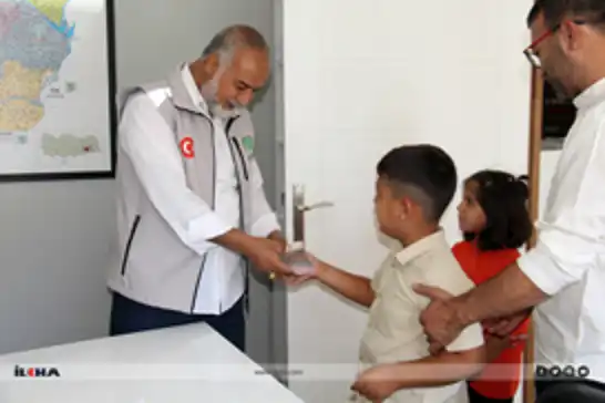 الطفلة إليف توجه رسالة مؤثرة وتتبرع لغزة
