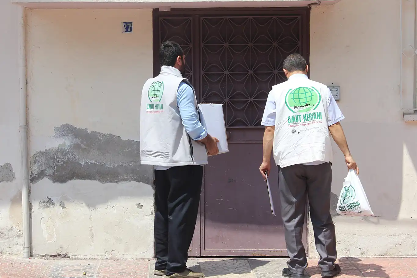 Umut Kervanı Mersin'de ihtiyaç sahiplerine gıda yardımı yaptı Umut Kervanı Mersin'de ihtiyaç sahiplerine gıda yardımı yaptı