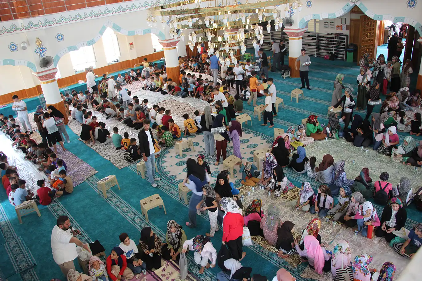 Kur'an kursuna devam eden çocuklar için camide sofra serildi