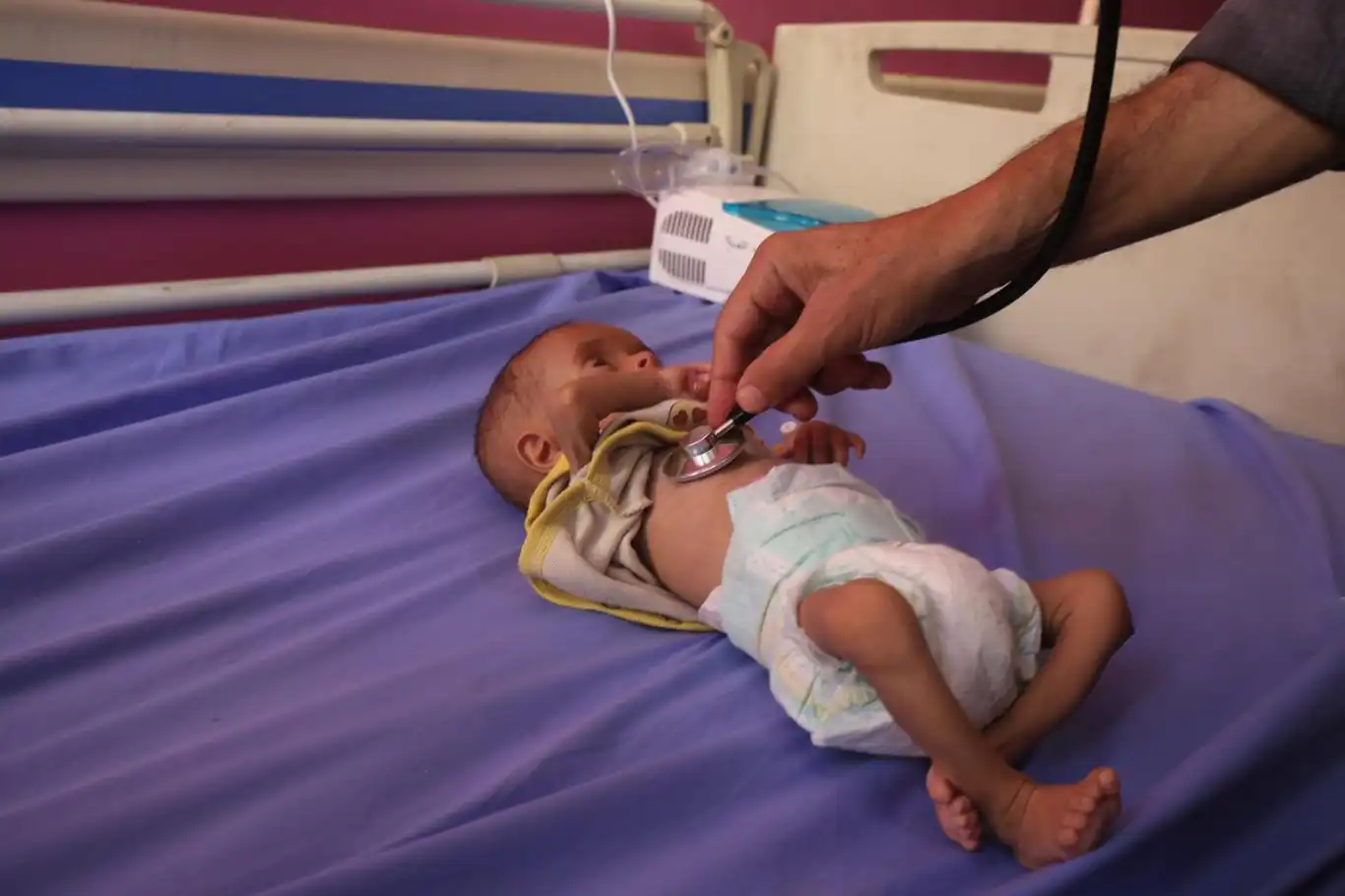 Gazze'de yeni doğan bir bebek açlıktan şehit oldu Gazze'de yeni doğan bir bebek açlıktan şehit oldu