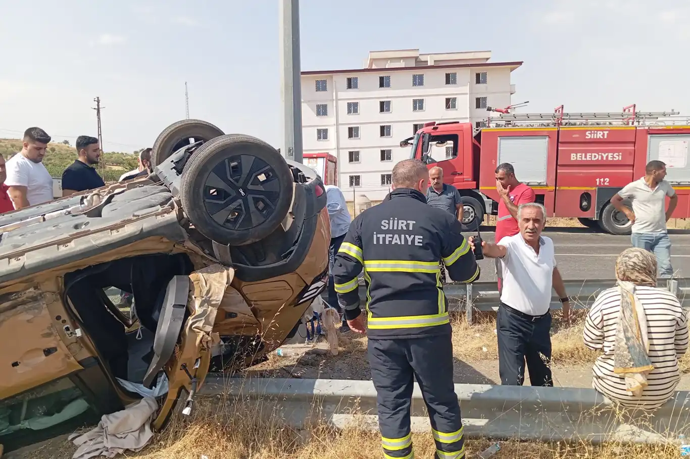 Kaza yapan otomobil ters döndü, 3 kişi yaralandı Kaza yapan otomobil ters döndü, 3 kişi yaralandı