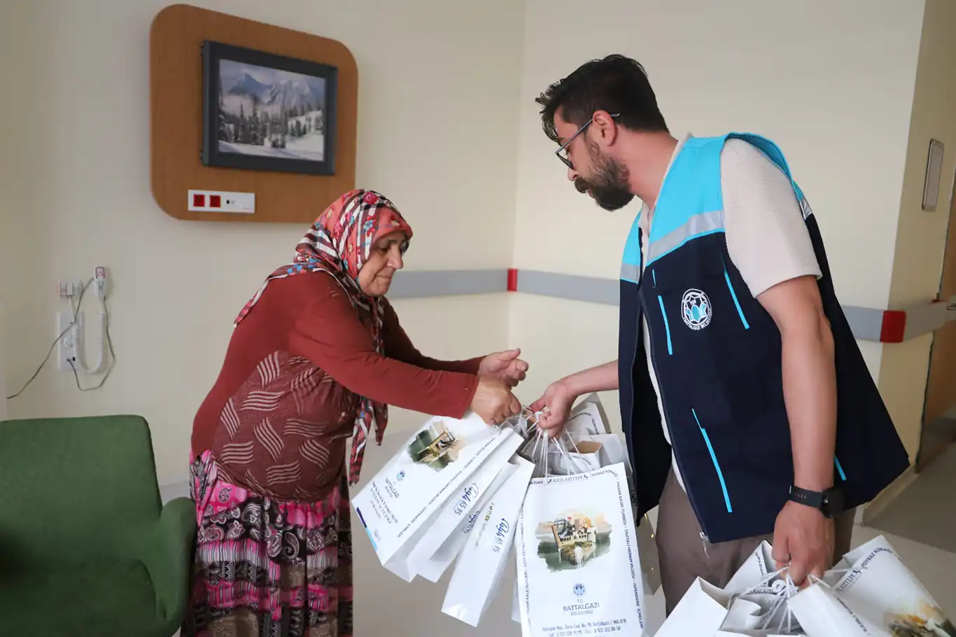 Battalgazi Belediyesi hasta refakatçilerine destek seti dağıttı Battalgazi Belediyesi hasta refakatçilerine destek seti dağıttı