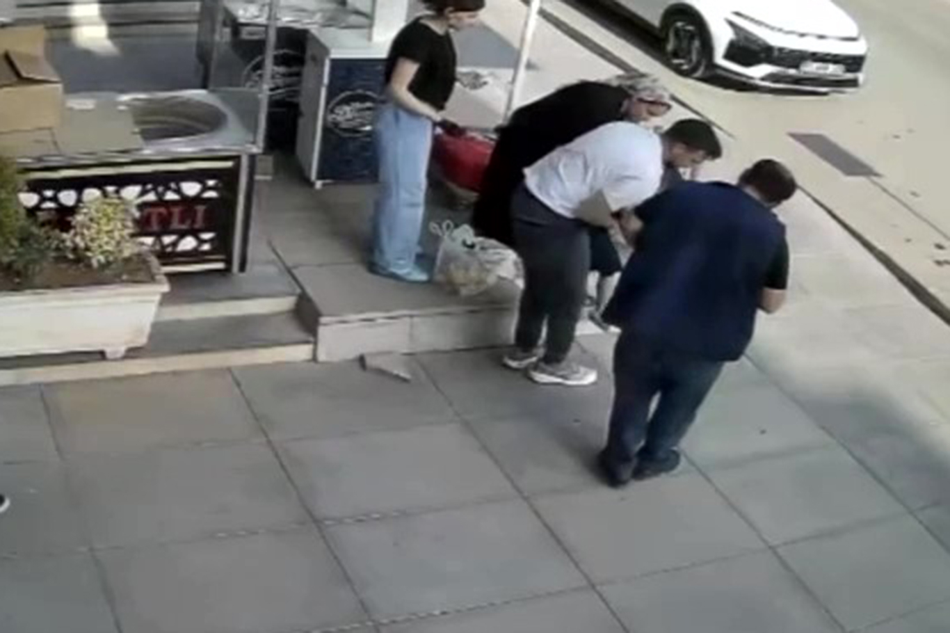 Eczacı, Heimlich manevrası ile çocuğun hayatını kurtardı Eczacı, Heimlich manevrası ile çocuğun hayatını kurtardı