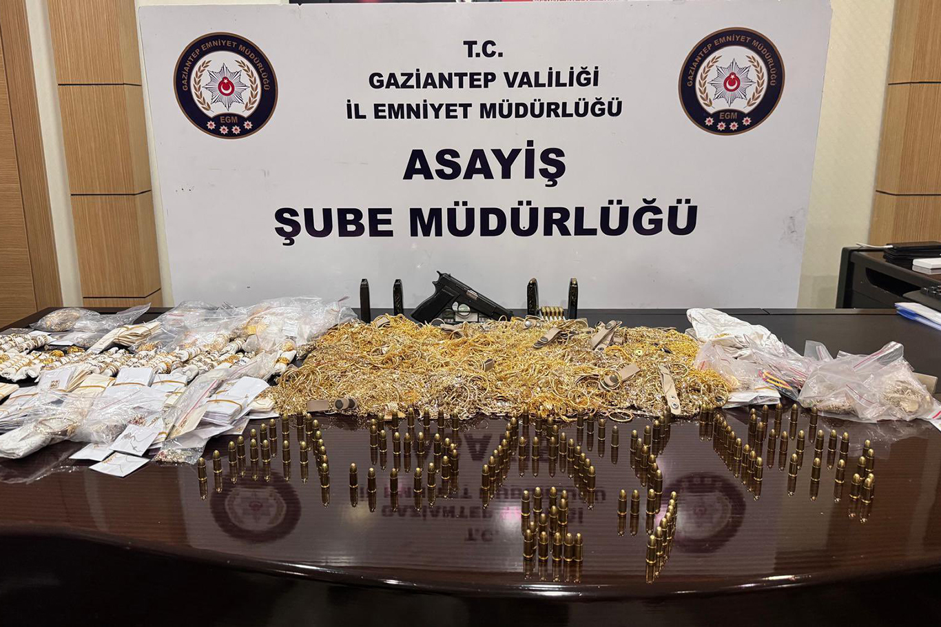 Şehitkamil'de polislere ateş açarak yaralayan hırsızlar yakalandı Şehitkamil'de polislere ateş açarak yaralayan hırsızlar yakalandı