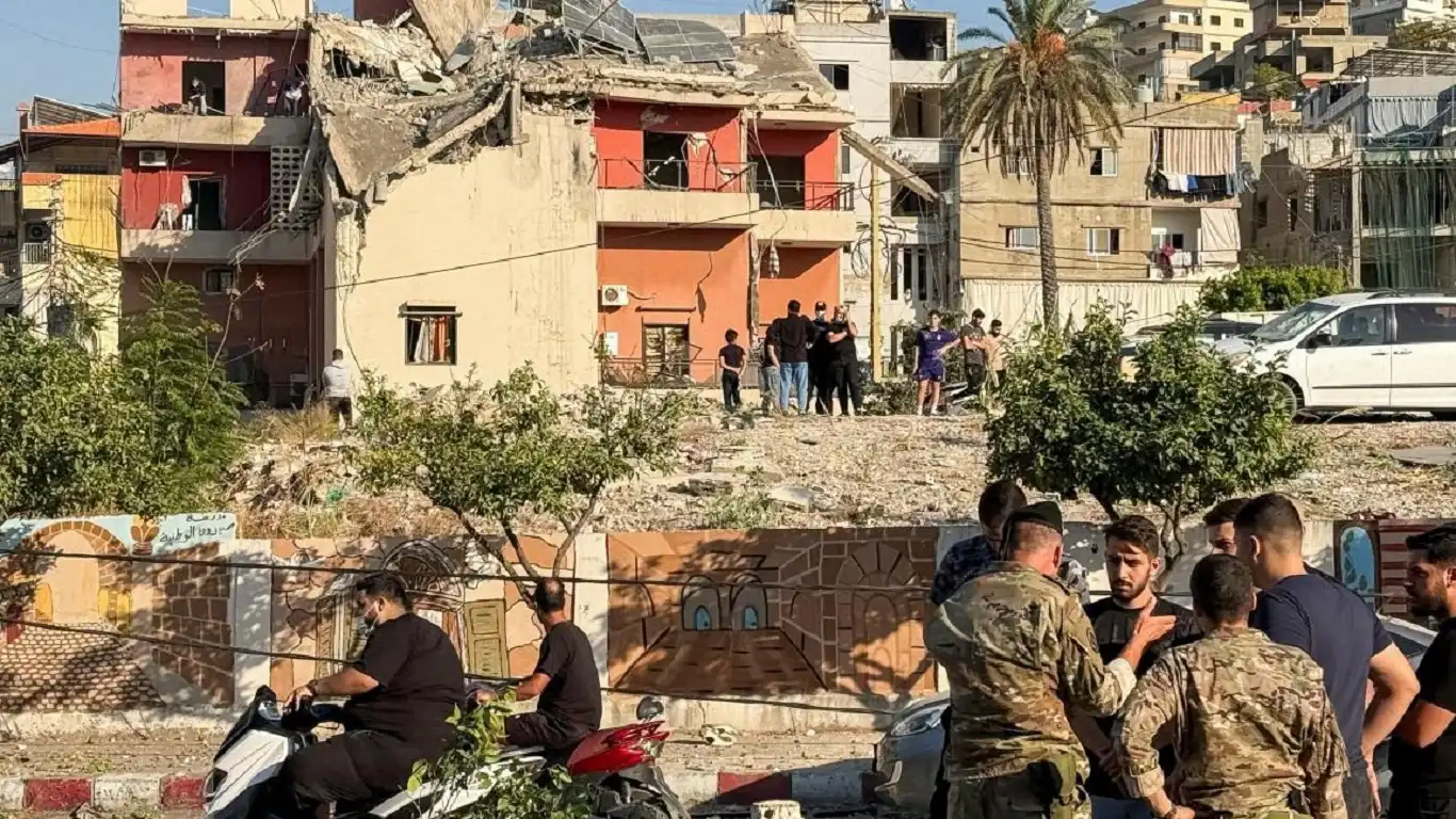 شهيد بغارة للاحتلال استهدفت سيارة في صور جنوبي لبنان شهيد بغارة للاحتلال استهدفت سيارة في صور جنوبي لبنان