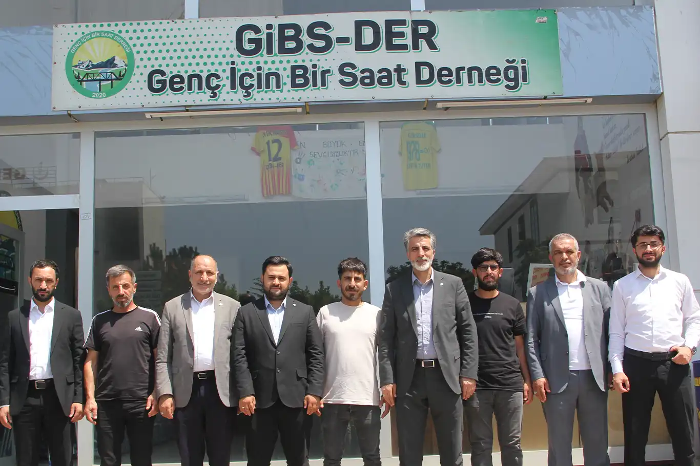 HÜDA PAR heyetinden “Genç İçin Bir Saat” derneğine ziyaret HÜDA PAR heyetinden “Genç İçin Bir Saat” derneğine ziyaret