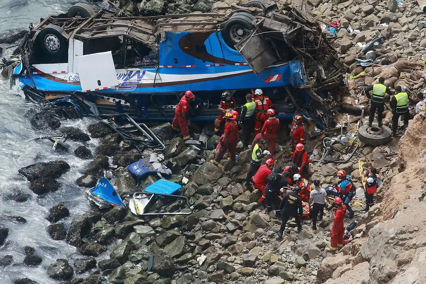 Peru'da otobüs kazası: 18 ölü, 48 yaralı Peru'da otobüs kazası: 18 ölü, 48 yaralı