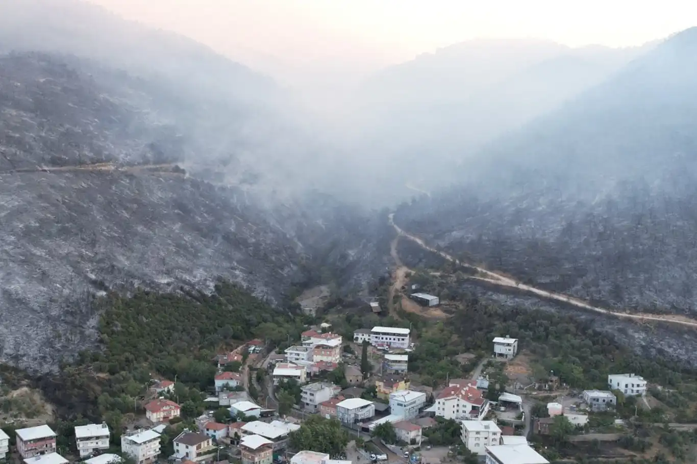 İtfaiye eri, yangına müdahale sırasında kalp krizinden hayatını kaybetti İtfaiye eri, yangına müdahale sırasında kalp krizinden hayatını kaybetti