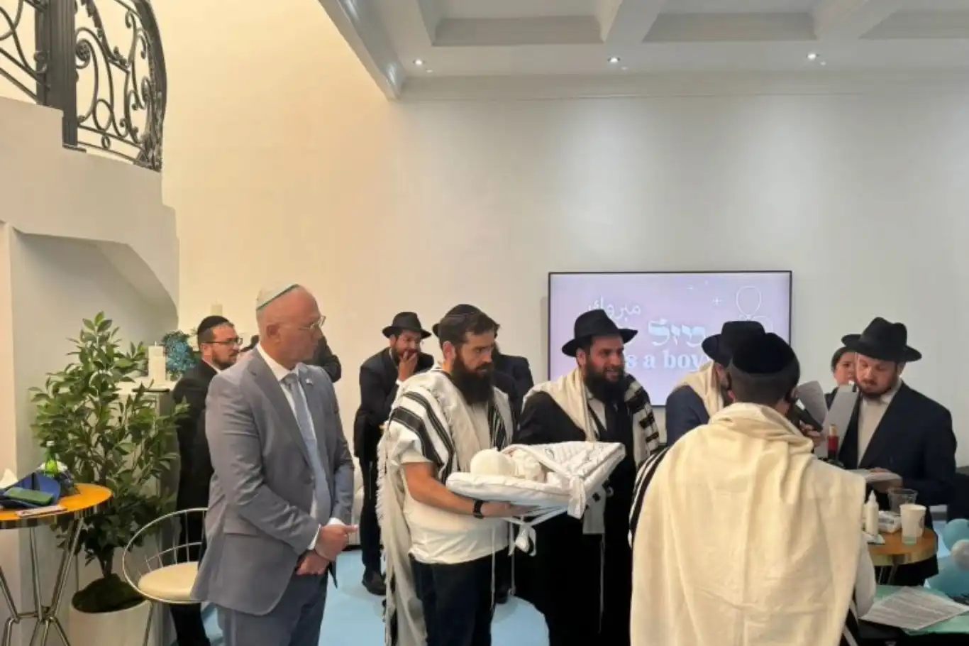 غزة تقصف والاحتلال الصهيوني يحتفل في أبو ظبي غزة تقصف والاحتلال الصهيوني يحتفل في أبو ظبي