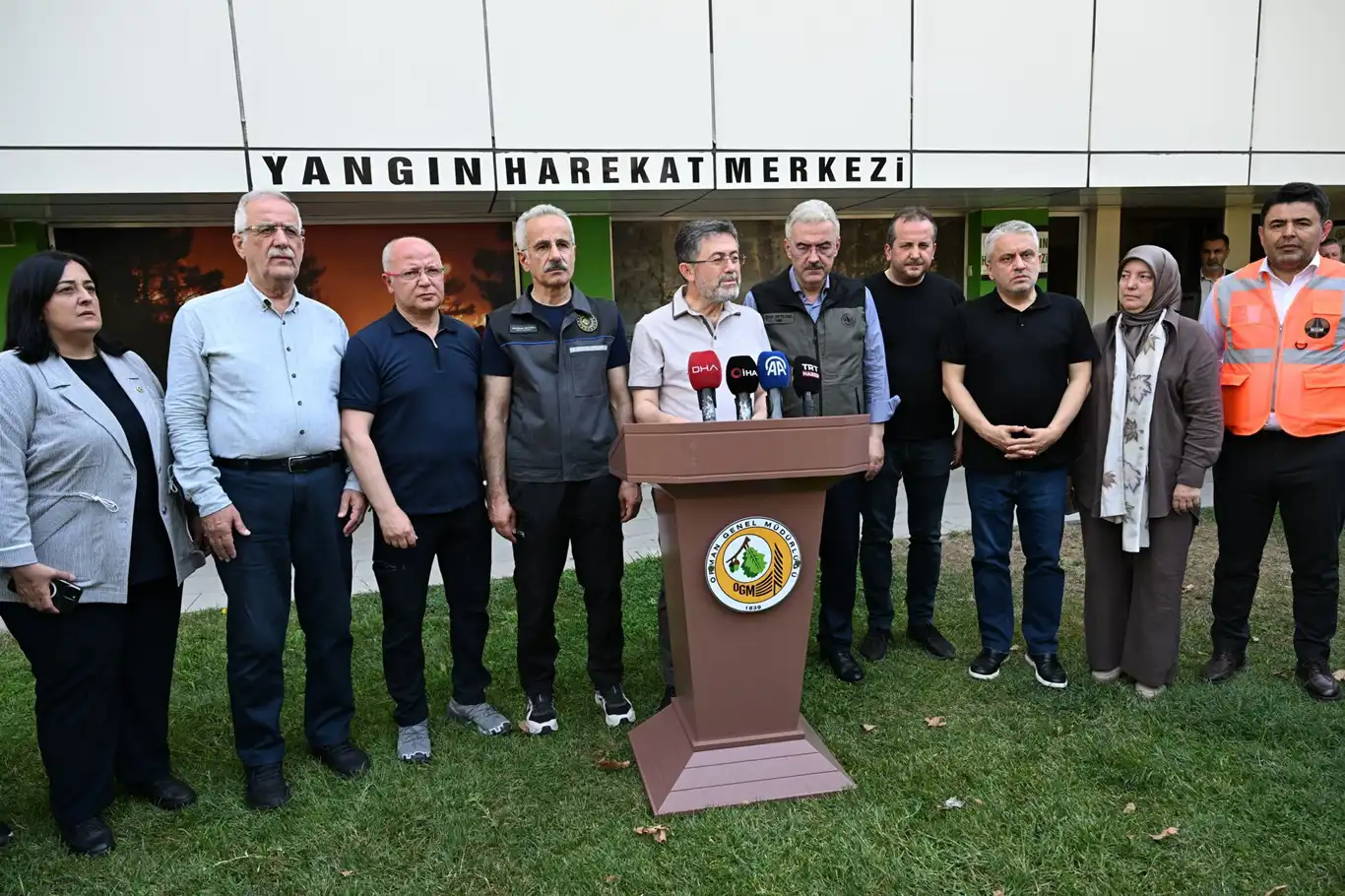 Bakan Yumaklı Bursa'da orman yangınlarıyla ilgili açıklamalarda bulundu: 3 yerde yangınlar sürüyor! Bakan Yumaklı Bursa'da orman yangınlarıyla ilgili açıklamalarda bulundu: 3 yerde yangınlar sürüyor!