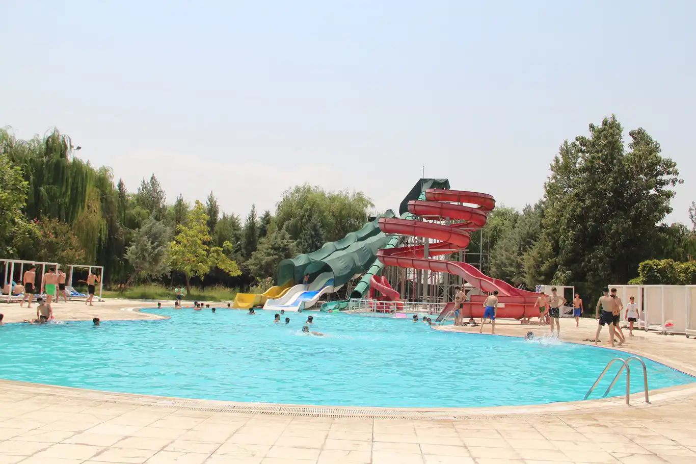 Kavurucu sıcaklardan bunalan vatandaşlar serinlemek İçin çareyi havuzlarda buluyor Kavurucu sıcaklardan bunalan vatandaşlar serinlemek İçin çareyi havuzlarda buluyor