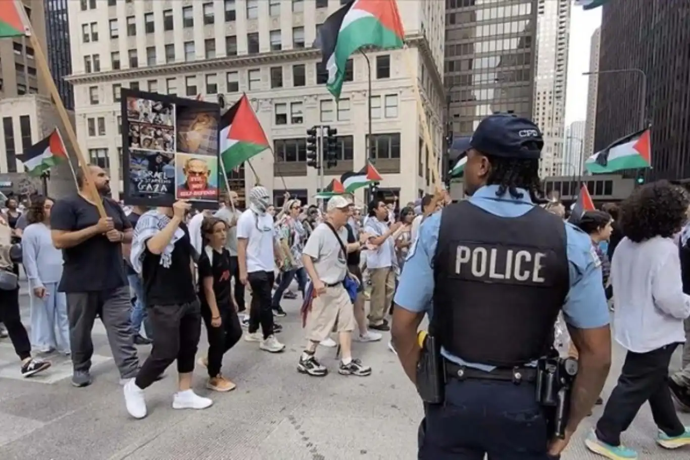 المتظاهرون في شيكاغو على الاعتداءات الصهيونية: "أوقفوا حرب الإبادة" المتظاهرون في شيكاغو على الاعتداءات الصهيونية: "أوقفوا حرب الإبادة"